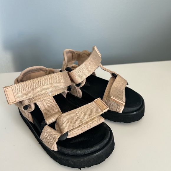 Gap sandals - Picture 1 of 2